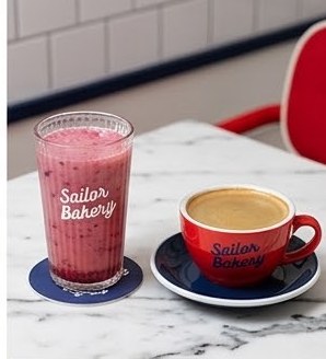 กาแฟในแก้ว Sailor Bakery กับสมูทตี้เบอร์รี่